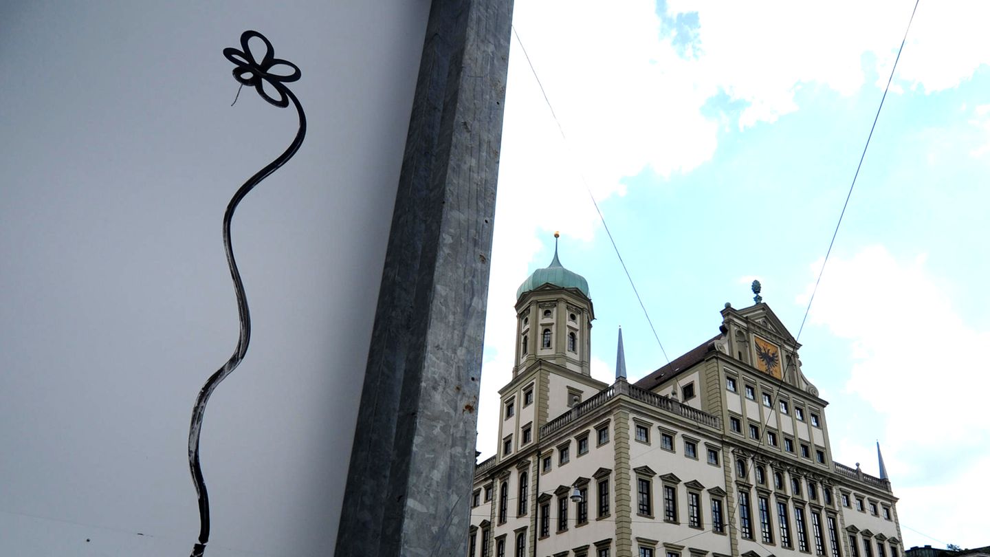 Eine auf eine Hauswand gemalte Blume in Augsburg
