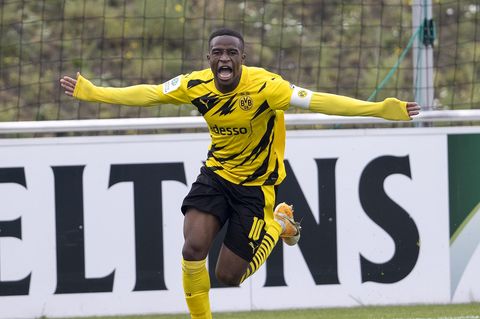Youssoufa Moukoko jubelt nach seine Tor gegen Schalke 04 im A-Jugend-Derby
