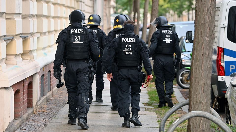 Leipziger Polizei bereitet sich auf Corona-Demo vor Leipziger Polizei bereitet sich auf Corona-Demo vor