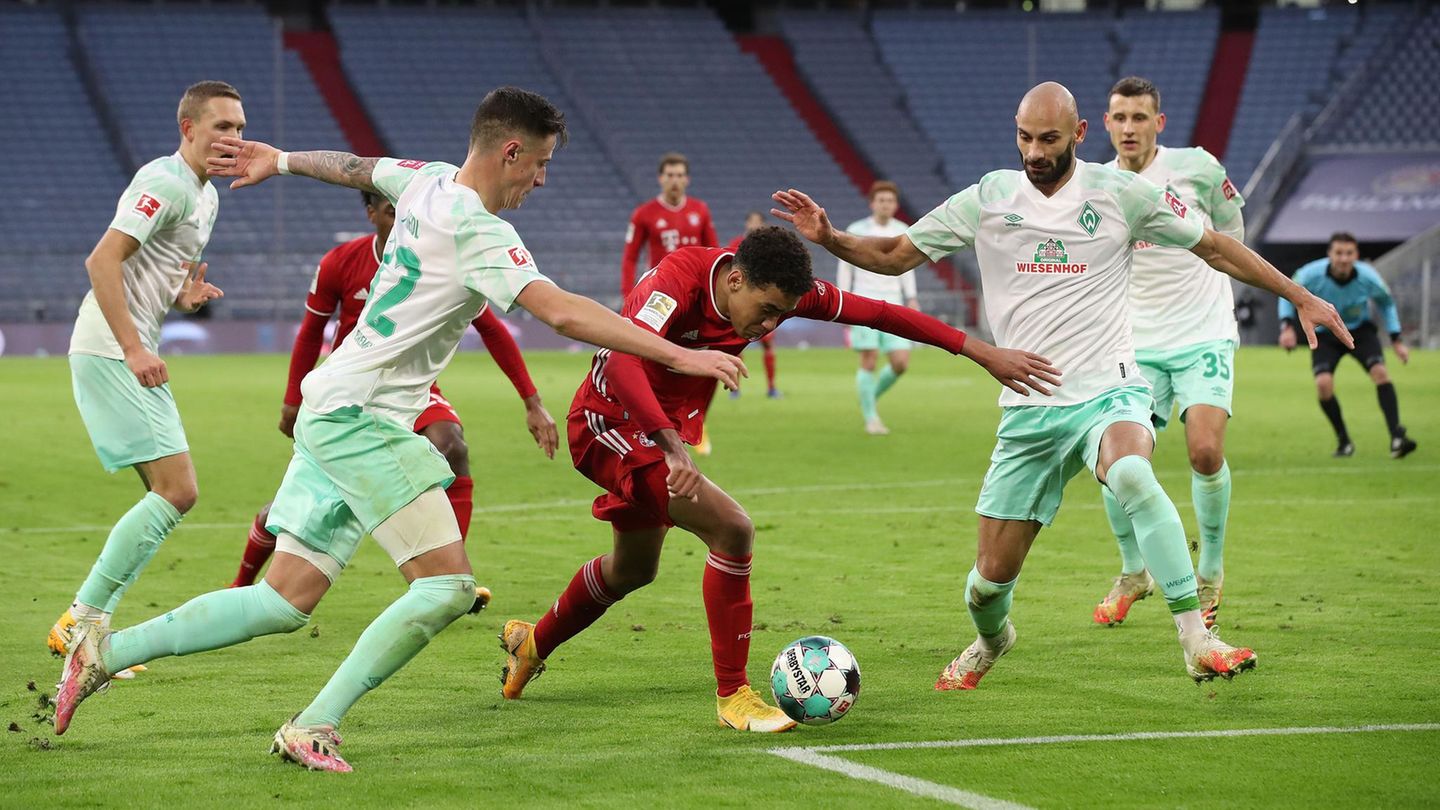 Spieler Jamal Musiala beim Spiel Bayern München gegen Werder Bremen