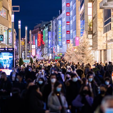 Fußgänger in der Innenstadt von Düsseldorf: Der Einzelhandel soll weiterhin offen bleiben