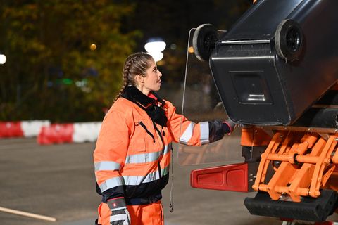Cathy Hummels bei "Schlag den Star" - Aufgabe Mülltonnen leeren