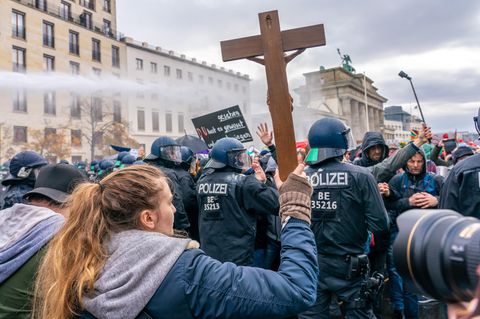 "Querdenker" und Pietismus: Welche Rolle spielt Glaube bei den Corona-Protesten?