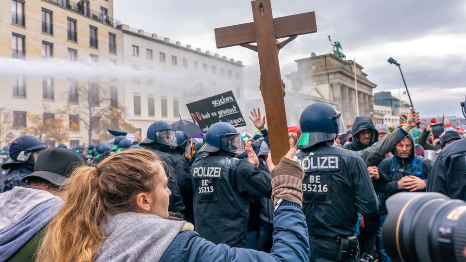 "Querdenker" und Pietismus: Welche Rolle spielt Glaube bei den Corona-Protesten?