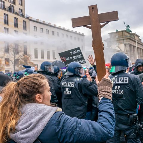 "Querdenker" und Pietismus: Welche Rolle spielt Glaube bei den Corona-Protesten?