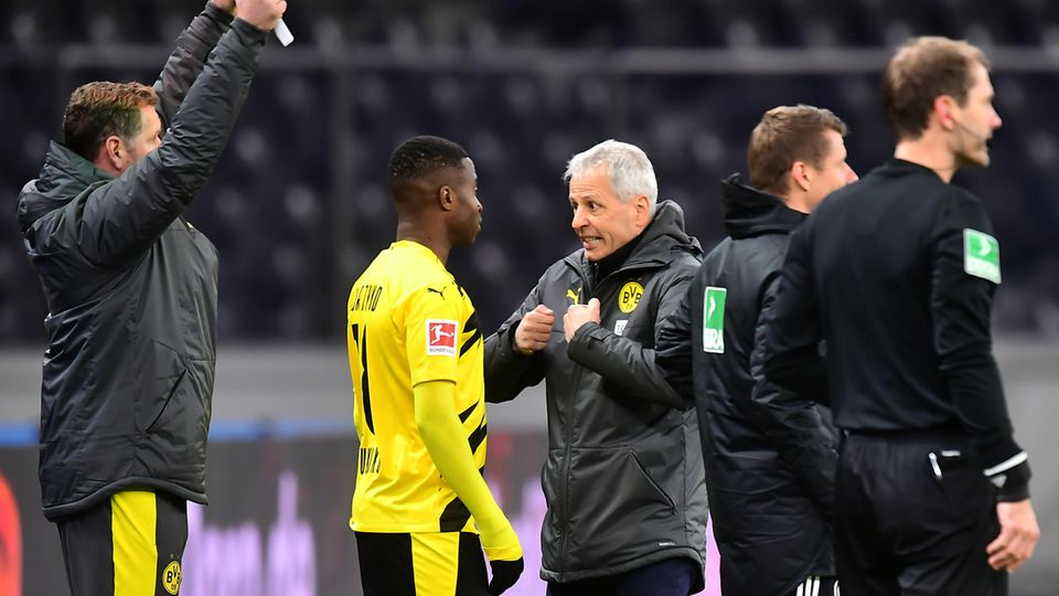 Bundesliga im stern-Check: Youssaoufa Moukoko jetzt jüngster Spieler der Bundesliga-Geschichte Bundesliga im stern-Check: BVB-Trainer Lucien Favre gibt Youngster Moukoko letzte Anweisungen