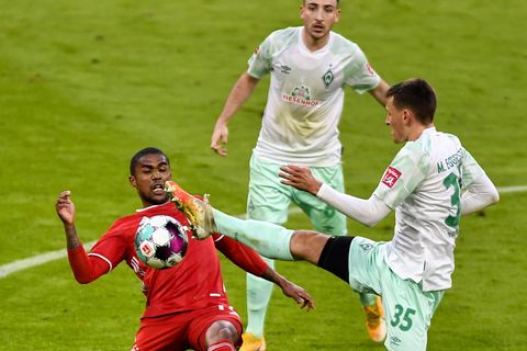 Bundesliga im stern-Check: Bremens Eggestein im Zweikampf mit Douglas Costa