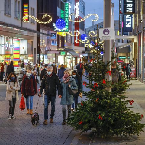 News zum Coronavirus: Fußgängerzone im weihnachtlichen Gewand