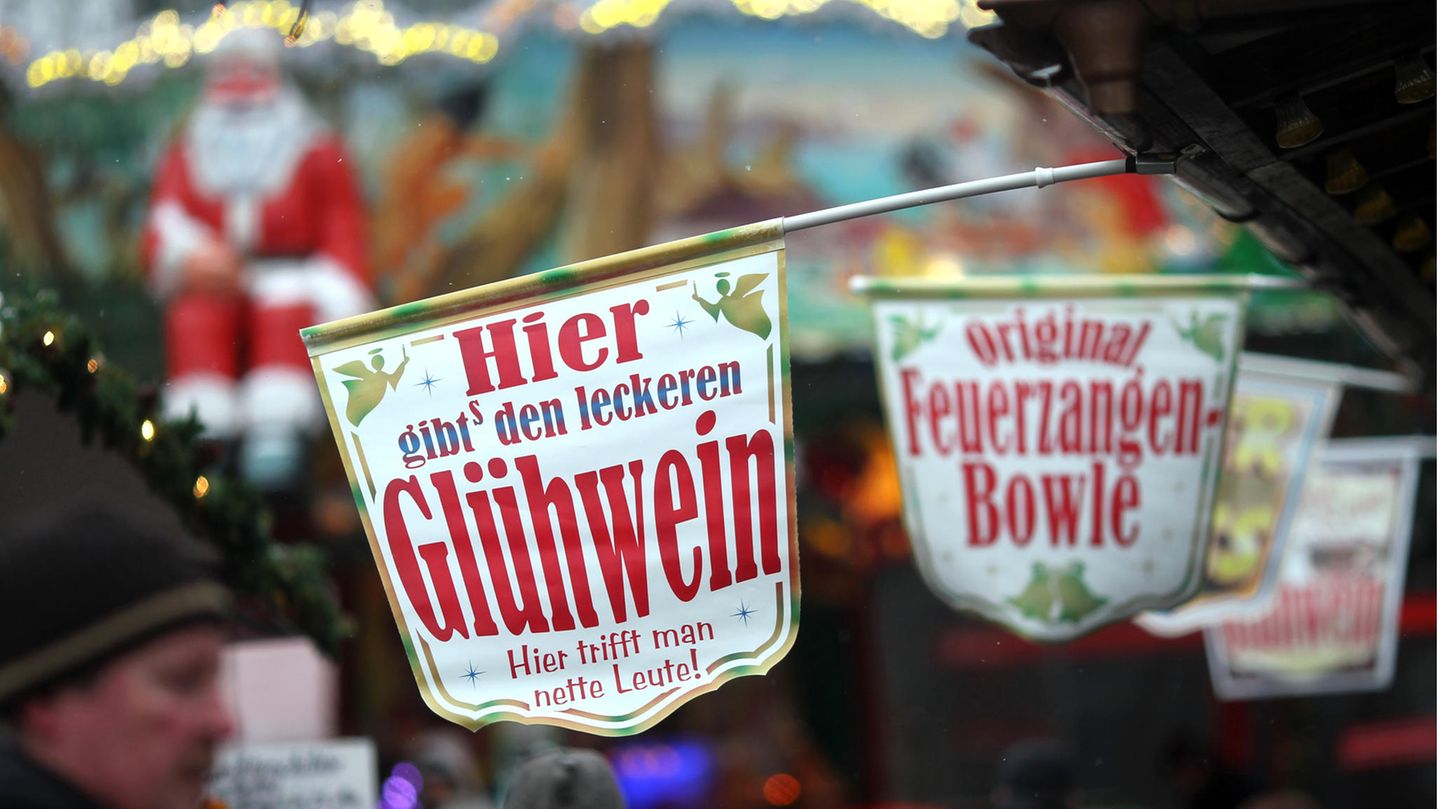 Advent in Zeiten der Pandemie: Kein gemeinsames Aufwärmen mit Glühwein, Bratwurstessen am Stand oder Naschen von gebrannten Mandeln.