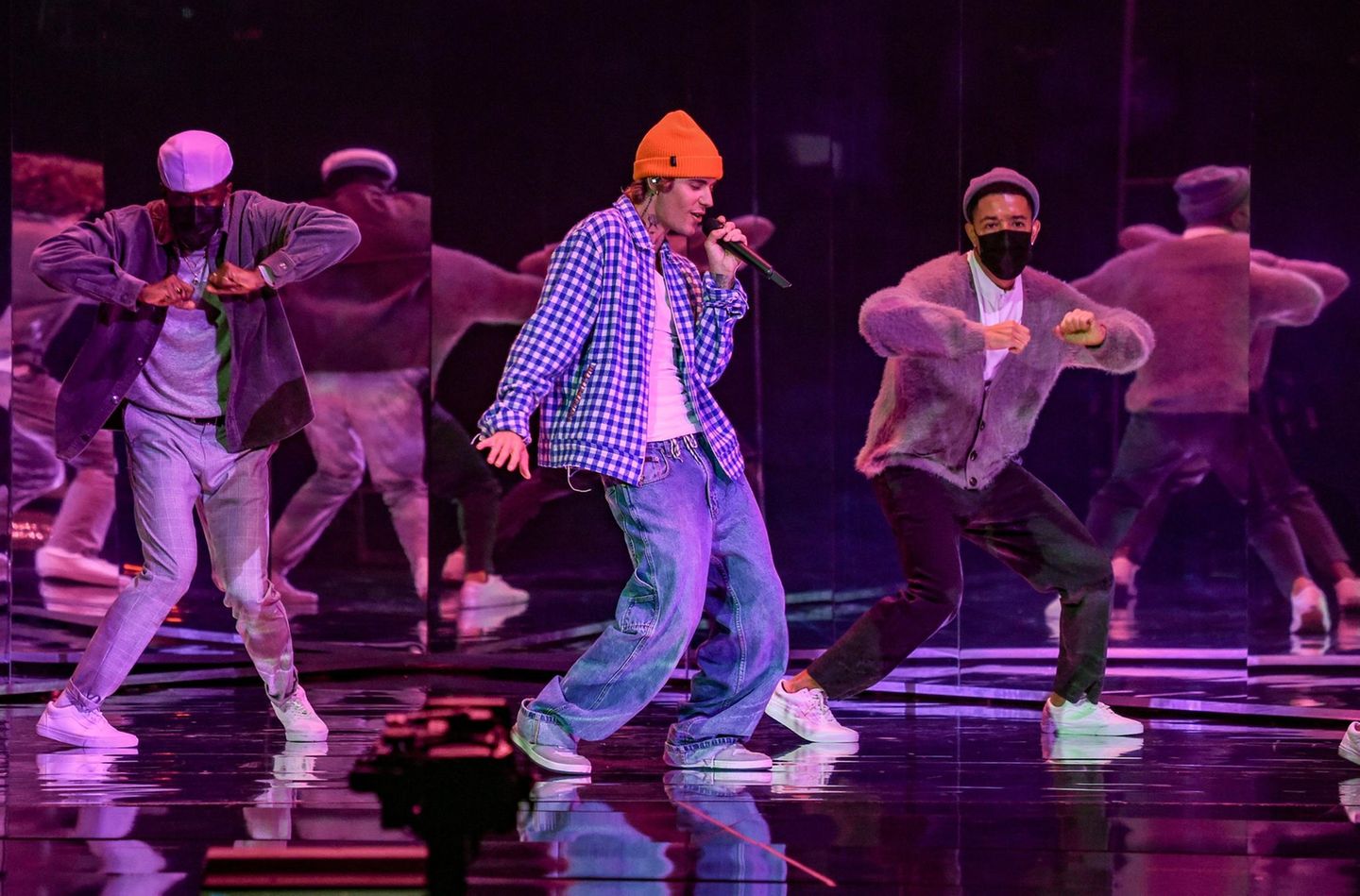 An Justin Biebers Performance wird man sich vor allem wegen der knalligen Mütze erinnern, die er dabei getragen hat. Der Kanadier trat erstmals seit 2016 wieder bei den American Music Awards auf und gab ein Medley seiner Hits wie "Lonely" und "Holy" zum Besten.