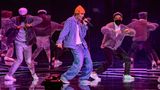 An Justin Biebers Performance wird man sich vor allem wegen der knalligen Mütze erinnern, die er dabei getragen hat. Der Kanadier trat erstmals seit 2016 wieder bei den American Music Awards auf und gab ein Medley seiner Hits wie "Lonely" und "Holy" zum Besten.