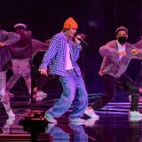 An Justin Biebers Performance wird man sich vor allem wegen der knalligen Mütze erinnern, die er dabei getragen hat. Der Kanadier trat erstmals seit 2016 wieder bei den American Music Awards auf und gab ein Medley seiner Hits wie "Lonely" und "Holy" zum Besten.
