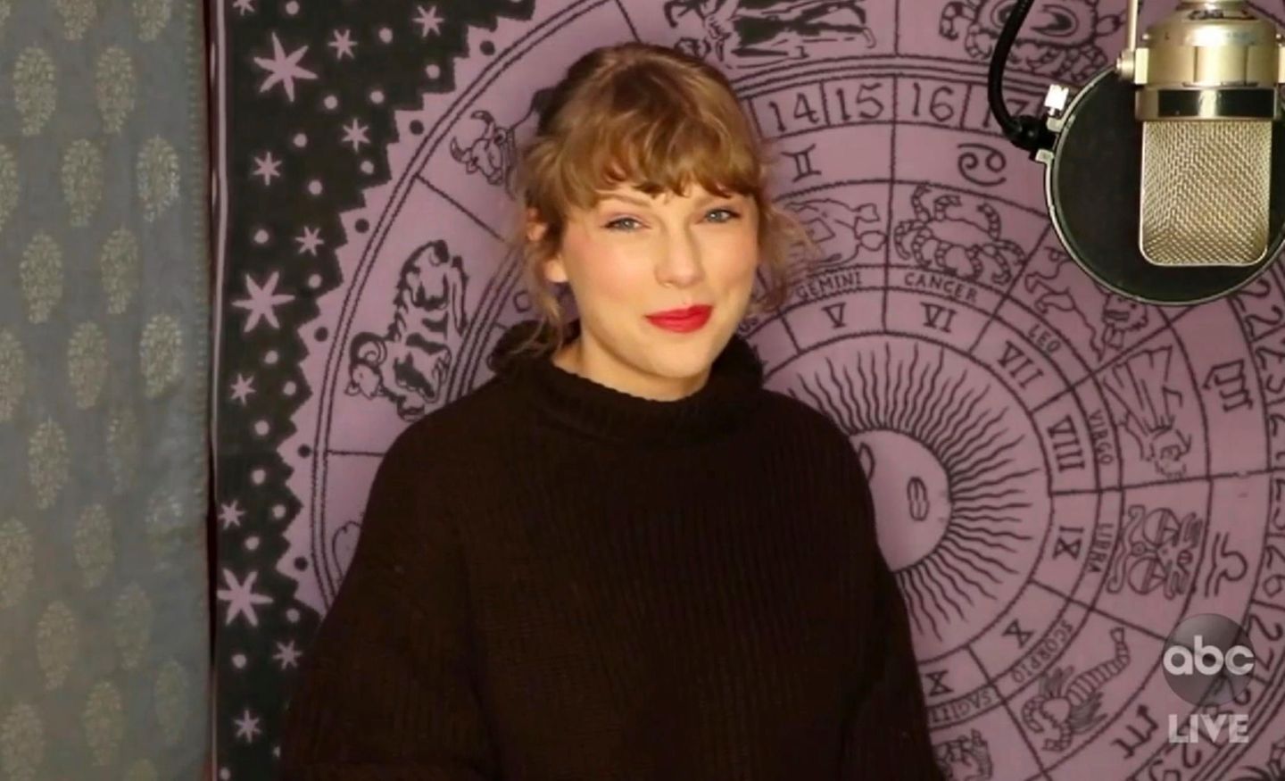 American Music Awards: Sie war die große Gewinnerin des Abends: Taylor Swift wurde bei der Verleihung der American Music Awards als "Künstler des Jahres" ausgezeichnet. Zudem gewann sie den Preis als beliebteste Pop/Rock-Sängerin und für das beste Musik-Video ("cardigan"). Die 30-Jährige nahm die Preise per Videoschalte aus ihrem Plattenstudio entgegen. Sie war die große Gewinnerin des Abends: Taylor Swift wurde bei der Verleihung der American Music Awards als "Künstler des Jahres" ausgezeichnet. Zudem gewann sie den Preis als beliebteste Pop/Rock-Sängerin und für das beste Musik-Video ("cardigan"). Die 30-Jährige nahm die Preise per Videoschalte aus ihrem Plattenstudio entgegen.