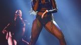 In der Nacht zum Montag wurden in Los Angeles die American Music Awards verliehen. Aufgrund der Corona-Pandemie fand die Gala im fast komplett leeren Microsoft Theatre statt. Dafür waren Stars von überall zugeschaltet. Einige traten auch live auf: Rapperin Megan Thee Stallion ("Savage") zog mit ihrer Performance viele Blicke auf sich. Sie gewann zudem eine Trophäe für den Song "WAP", den sie gemeinsam mit Cardi B aufgenommen hat.