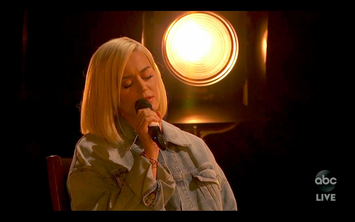 Katy Perry stand knapp zwei Monate nach der Geburt ihrer Tochter Daisy Dove erstmals wieder auf der Bühne.  Sie überraschte mit der Weltpremiere ihres neuen Songs "Only Love".