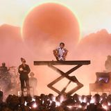 Rapper Lil Baby saß bei seinem Auftritt auf einer Hebebühne. 