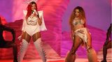 Bebe Rexha (l.) trat zusammen mit Doja Cat auf, die als "Neuer Künstler" und als beste Soul/R&B-Sängerin ausgezeichnet wurde.