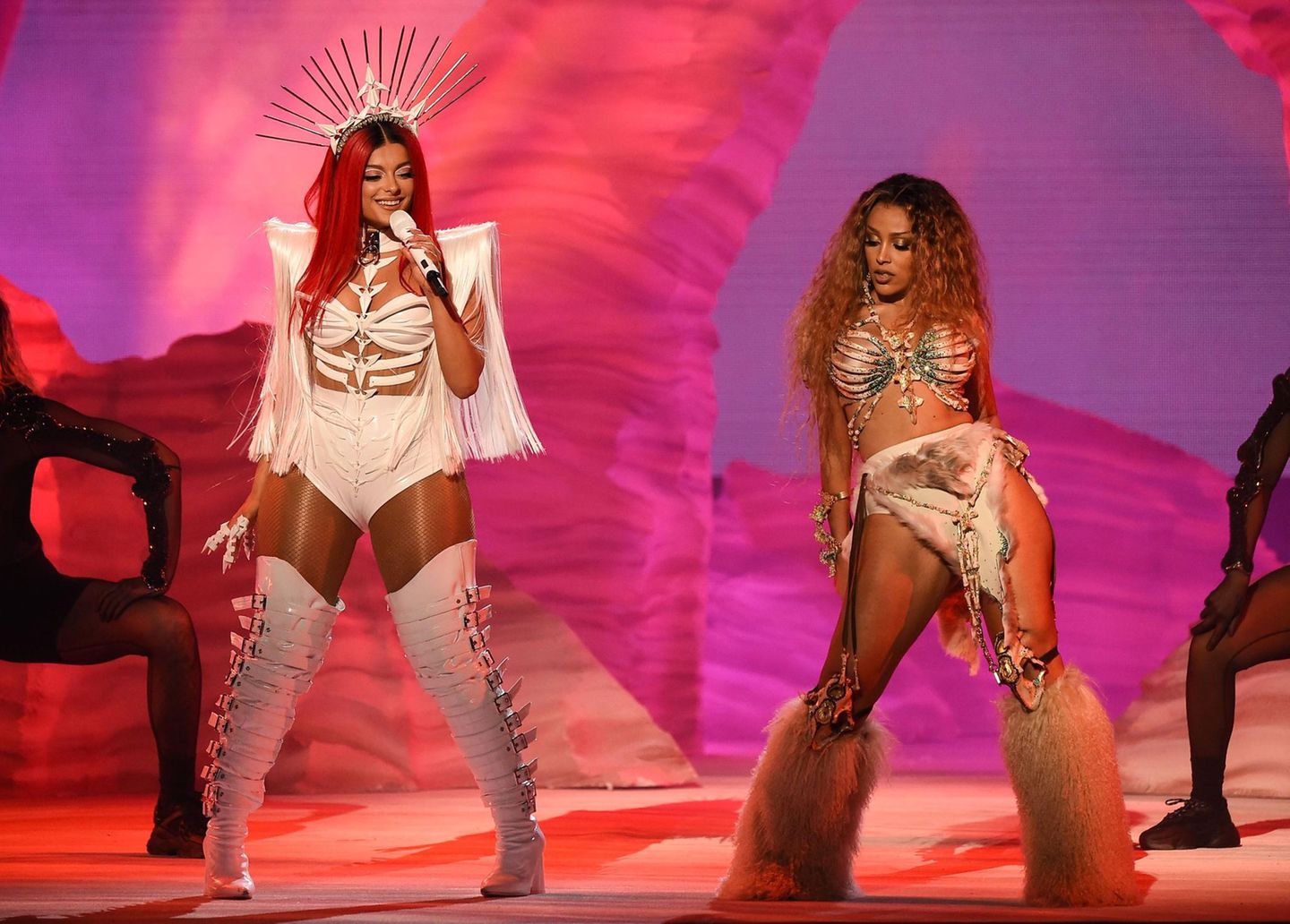 Bebe Rexha (l.) trat zusammen mit Doja Cat auf, die als "Neuer Künstler" und als beste Soul/R&B-Sängerin ausgezeichnet wurde.