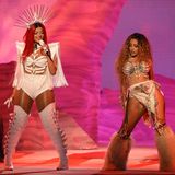 Bebe Rexha (l.) trat zusammen mit Doja Cat auf, die als "Neuer Künstler" und als beste Soul/R&B-Sängerin ausgezeichnet wurde.