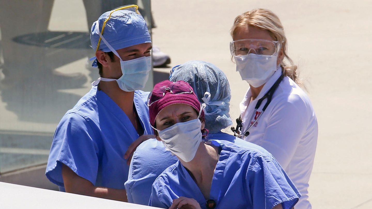 Krankenschwestern vor einem Krankenhaus