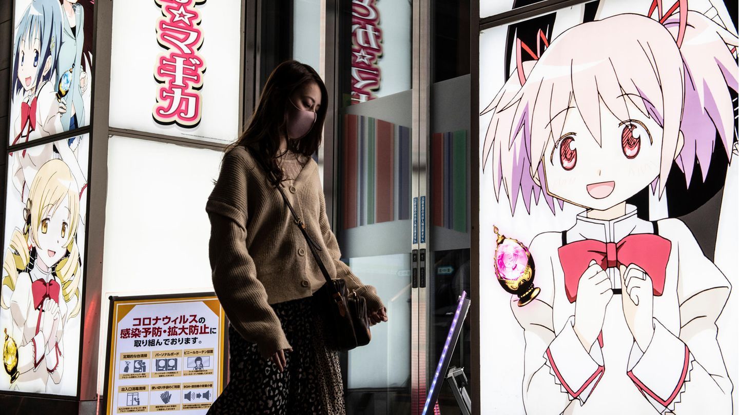Eine junge Frau läuft in Tokyo durch eine Straße. Immer mehr Menschen in Japan bevorzugen virtuelle Intimität – auch mit Zeichentrickfiguren (Symbolbild).
