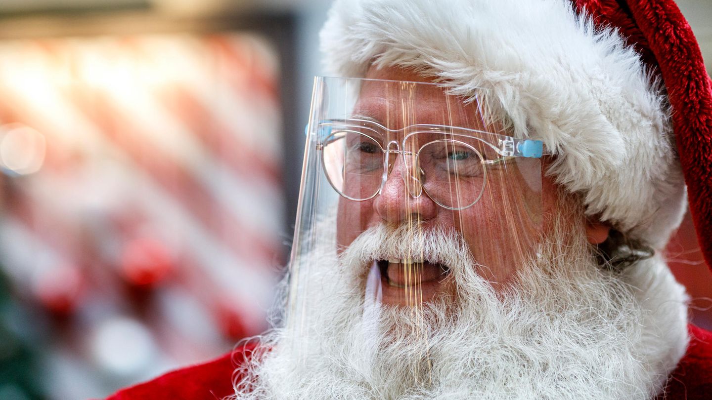 Weihnachtsmann mit Schutzvisier
