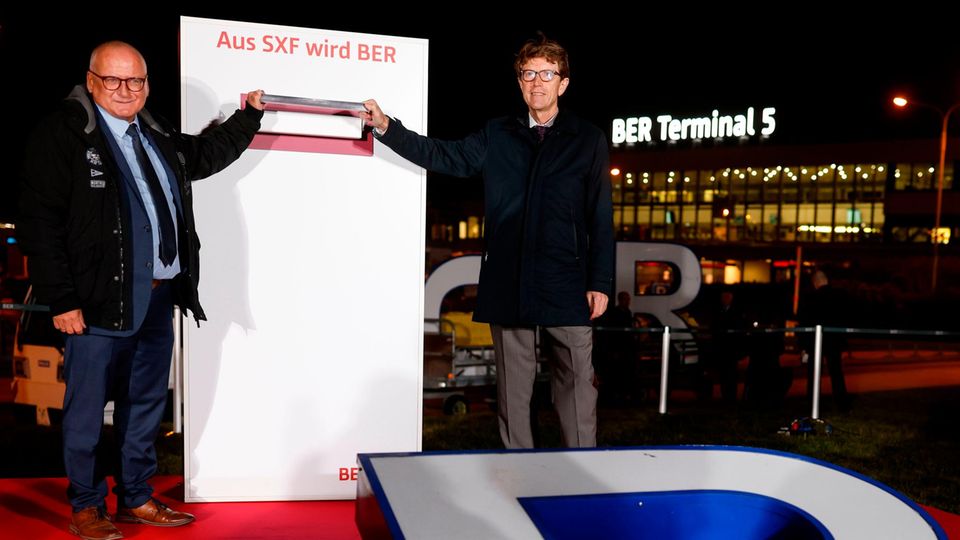 BER Terminal 5: Am 25. Oktober: Der Bürgermeister von Berlin-Schönefeld, Christian Hentschel (li), und Engelbert Lütke Daldrup (re), Vorsitzender der Geschäftsführung der Flughafen Berlin Brandenburg, bei der Umbenennung des ehemaligen Flughafens Berlin-Schönefeld in "BER Terminal 5". Am 25. Oktober: Der Bürgermeister von Berlin-Schönefeld, Christian Hentschel (li), und Engelbert Lütke Daldrup (re), Vorsitzender der Geschäftsführung der Flughafen Berlin Brandenburg, bei der Umbenennung des ehemaligen Flughafens Berlin-Schönefeld in "BER Terminal 5".