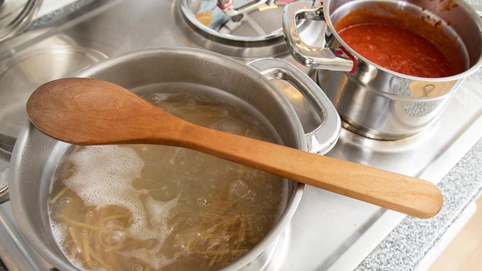 Kochlöffel aus Holz – mit diesen Tricks werden sie wirklich sauber Kochlöffel aus Holz – mit diesen Tricks werden sie wirklich sauber
