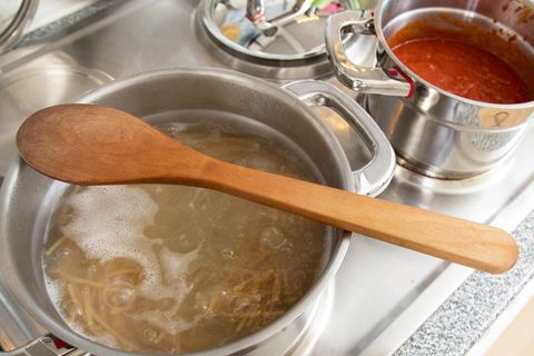 Kochlöffel aus Holz – mit diesen Tricks werden sie wirklich sauber