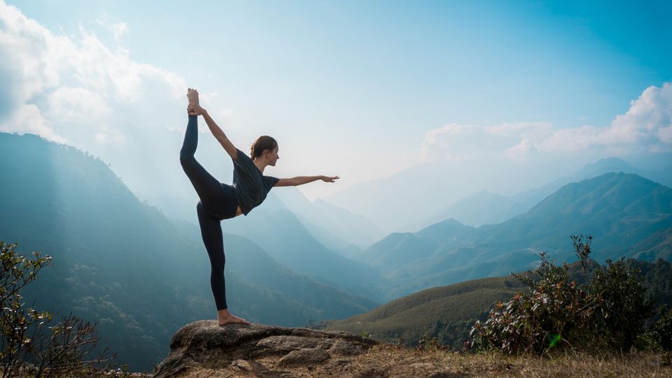 Fitness: Hat mit Esoterik nichts zu tun: Darum macht Yoga so fit – und lässt sich überall anwenden