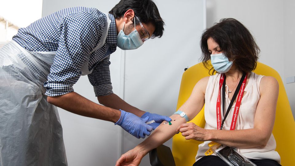Eine Freiwillige lässt sich den von der Universität Oxford mit dem Pharmakonzern Astrazeneca entwickelten Impfstoff injizieren