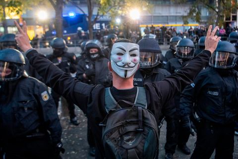 Querdenken-Demonstrant stellt sich Polizisten entgegen