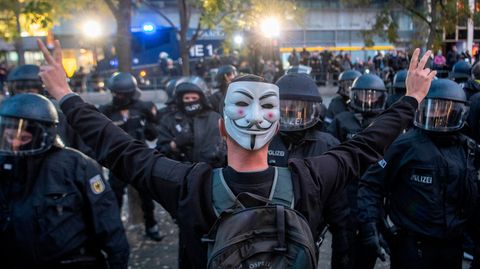 Querdenken-Demonstrant stellt sich Polizisten entgegen