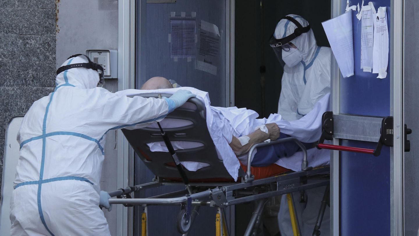 Corona-Infektionen: Wieder überfüllte Kliniken, wieder stauen sich die Rettungswagen – in Italien wird die Lage dramatisch Corona-Infektionen: Wieder überfüllte Kliniken, wieder stauen sich die Rettungswagen – in Italien wird die Lage dramatisch
