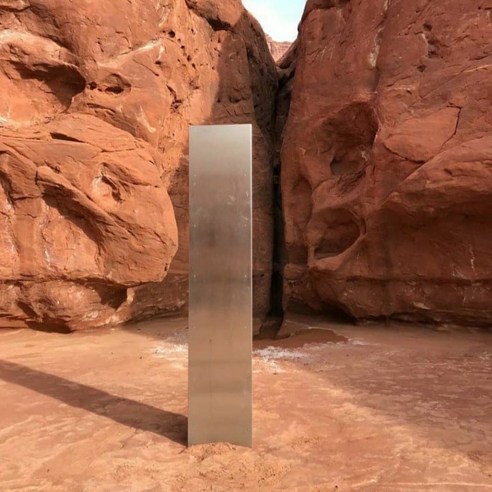 Das Objekt erinnert etwas an einen schwarzen Monolithen aus dem Stanley-Kubrick-Film "2001: Odyssee im Weltraum" Das Objekt erinnert etwas an einen schwarzen Monolithen aus dem Stanley-Kubrick-Film "2001: Odyssee im Weltraum"