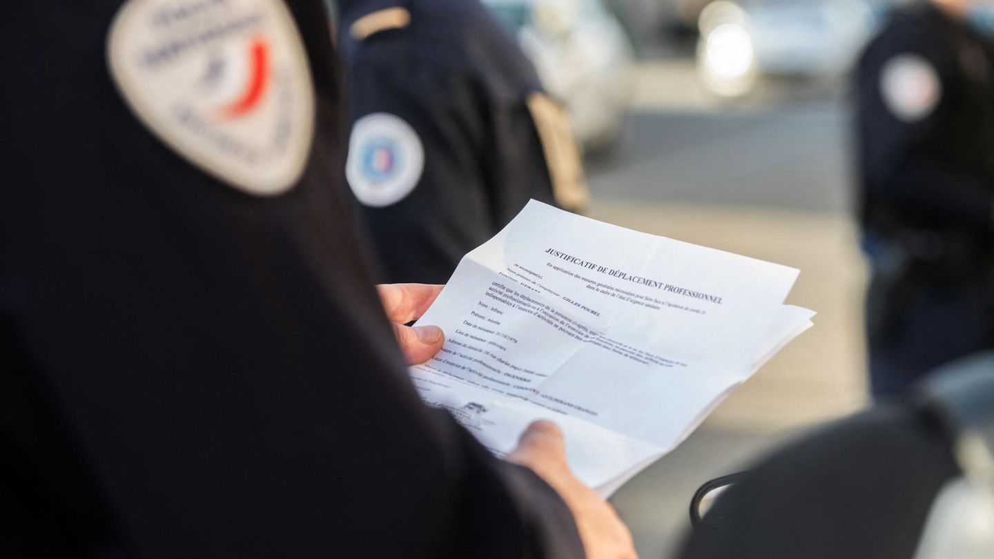 Polizisten bei einer Kontrolle Polizisten bei einer Kontrolle