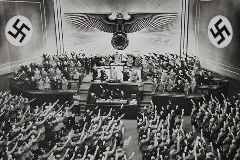 Von Eintopf bis Kulturschaffende: Welche Begriffe und Worte aus der NS-Zeit noch heute von uns benutzt werden
