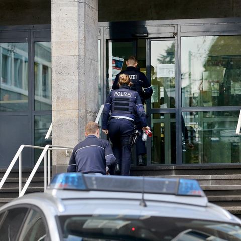 Polizisten betreten das Polizeipräsidium in Mülheim