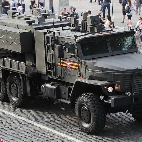 Auf den ersten Blick sieht der TOS2 aus wie ein gewöhnlicher schwerer Militär-Lkw.