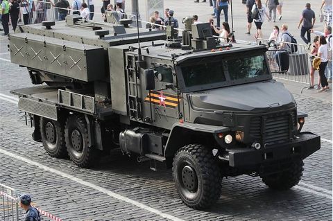 Auf den ersten Blick sieht der TOS2 aus wie ein gewöhnlicher schwerer Militär-Lkw.