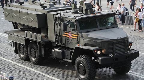 Auf den ersten Blick sieht der TOS2 aus wie ein gewöhnlicher schwerer Militär-Lkw.