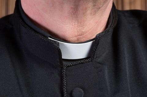 Der Kragen eines Priesters