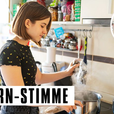 Teenagerin beim Kochen