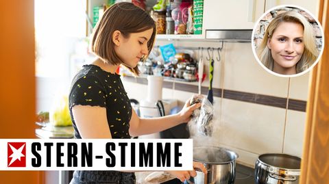 Teenagerin beim Kochen