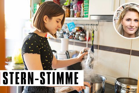 Teenagerin beim Kochen