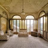 Noch hat in dieser Fabrikantenvilla der Vandalismus keinen Einzug gehalten und die Fensterscheiben sind heil.