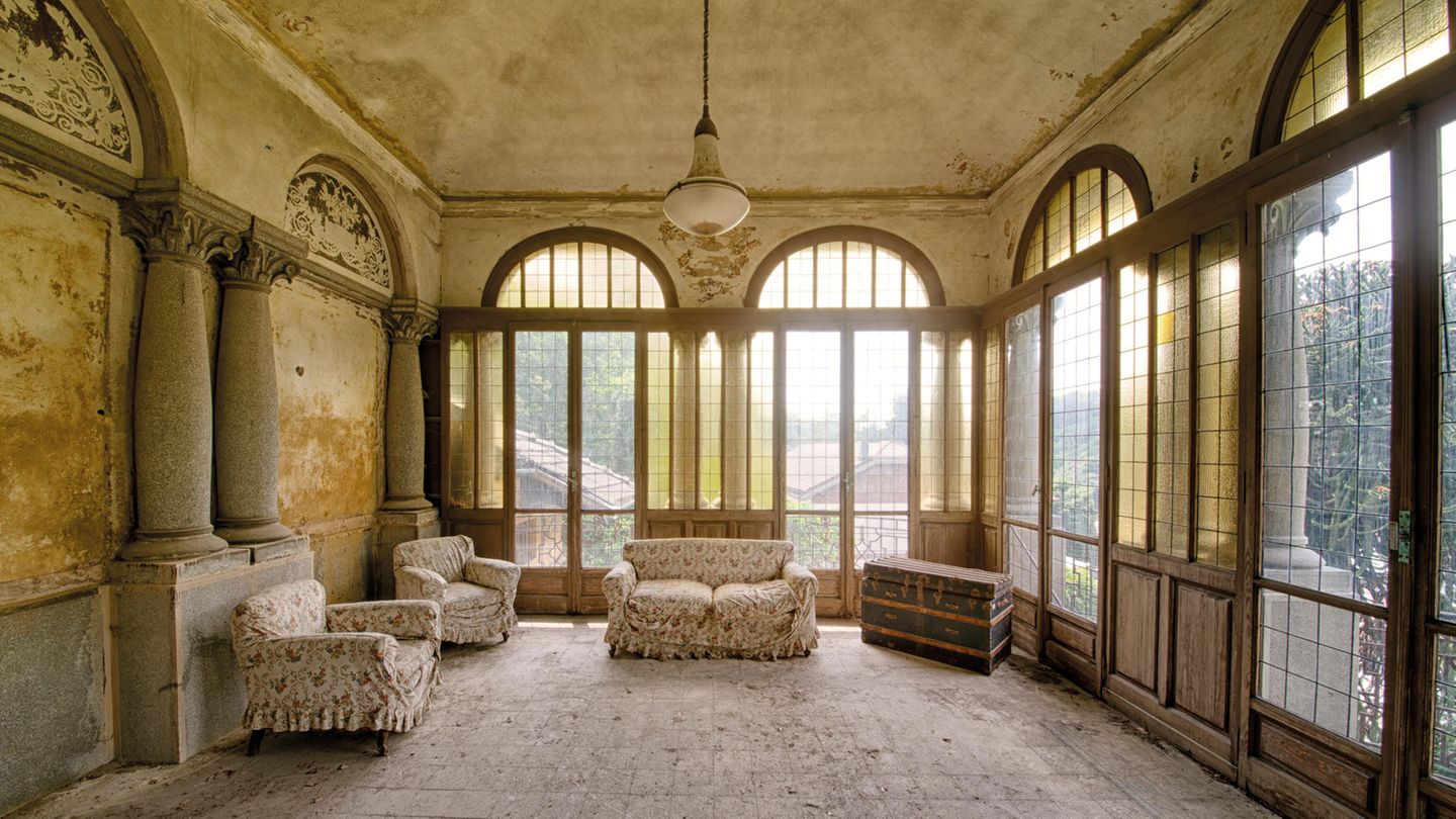 Noch hat in dieser Fabrikantenvilla der Vandalismus keinen Einzug gehalten und die Fensterscheiben sind heil.