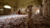Es fallen bereits Ziegelsteine von der Decke: der Empfangssal eines ehemaligen Palazzos in Norditalien.