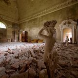 Es fallen bereits Ziegelsteine von der Decke: der Empfangssal eines ehemaligen Palazzos in Norditalien.