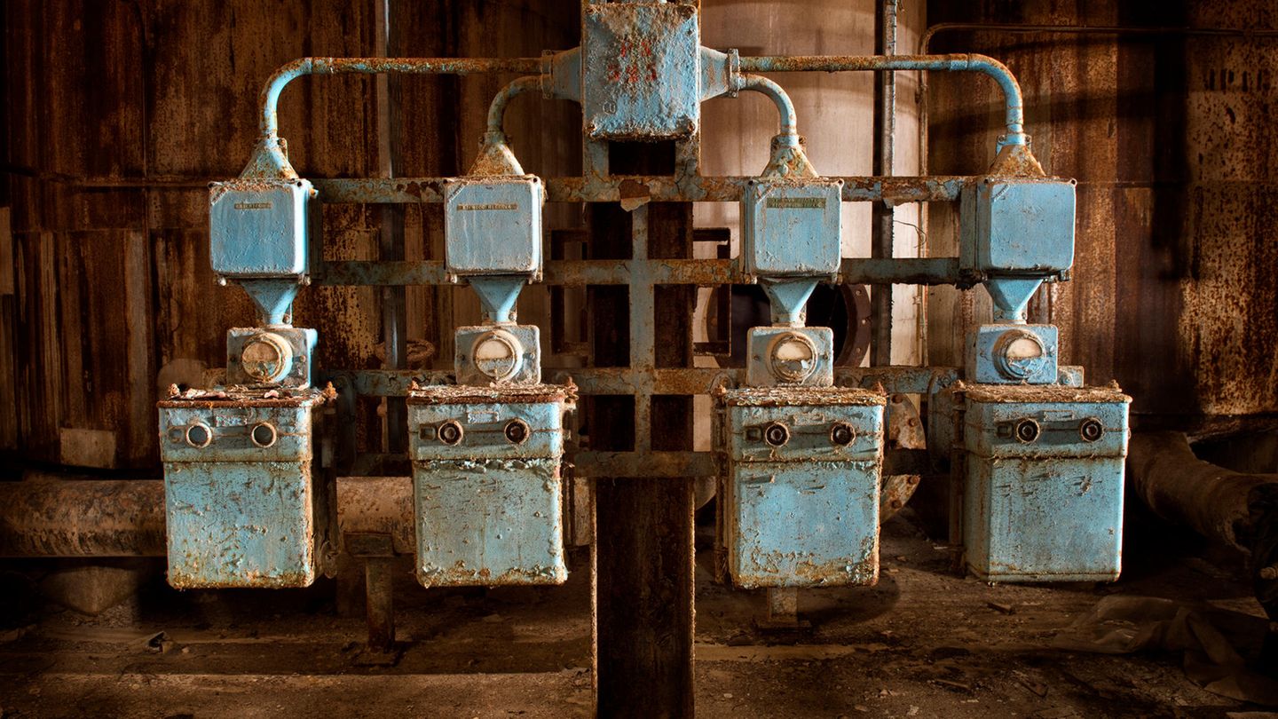 Neben Villen, Kirchen, Theatern und Badeanstalten hat Annie Bertram auch den Verfall sich selbst überlassener Industrieanlagen fotografiert.